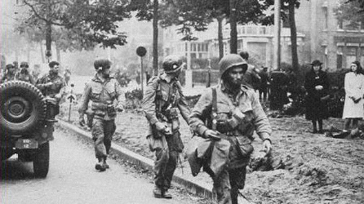 1944, Nijmegen frontstad: vermoeide Amerikaanse para's op de Oranjesingel na gevechten in het gebied ten noorden van de Waal.